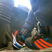 Adidas运动鞋和深蓝色锦纶丝袜