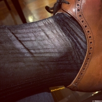 咖啡色皮鞋与丝袜