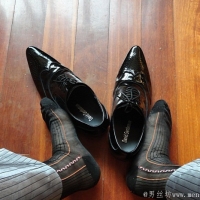 黑色绵纶与皮鞋的缠绵