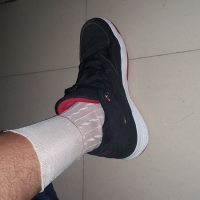 自拍最喜欢的篮球鞋丝袜，今天穿白丝袜，喜欢就支持一...