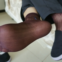 棕色的丝袜穿布鞋