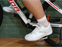 穿着白丝袜和回力去骑自行车